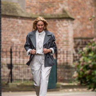 Alpha Studio outfit grijs jas witte blouse creme pantalon voorjaar zomer lente 2024_1