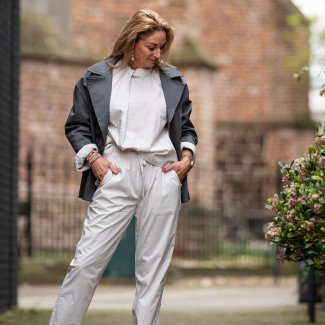 Alpha Studio outfit grijs jas witte blouse creme pantalon voorjaar zomer lente 2024_2