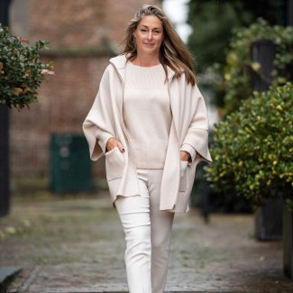 Anneclaire-pullover-vest-creme-Seductive-pantalon-creme-1-Marc-Cain-laarsjes-creme-1 Najaar winter 2023 2024