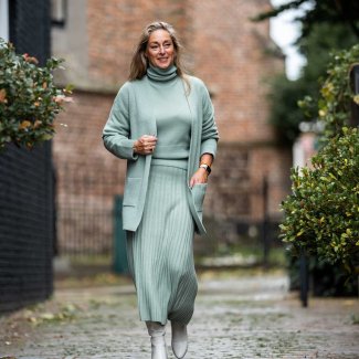 Anneclaire-rok-pullover-vest-groen-Natan-laarzen-creme-1 Najaar winter 2023 2024