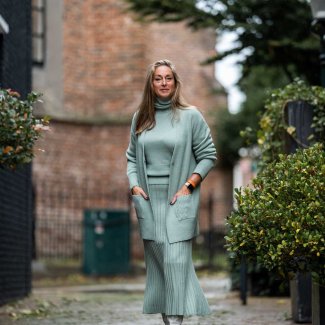 Anneclaire-rok-pullover-vest-groen-Natan-laarzen-creme-3 Najaar winter 2023 2024