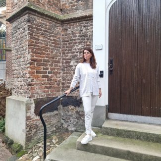 Anneclaire_vest_en_top,_pantalon_Seductive,_Sneakers_Marc_Cain_-zomer 2022