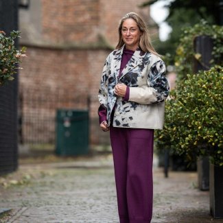 Annette-Gortz-gebreid-pullover-pantalon-paars-jas-print-1