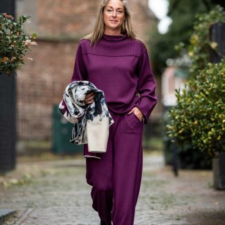 Annette-Gortz-gebreid-pullover-pantalon-paars-jas-print-5