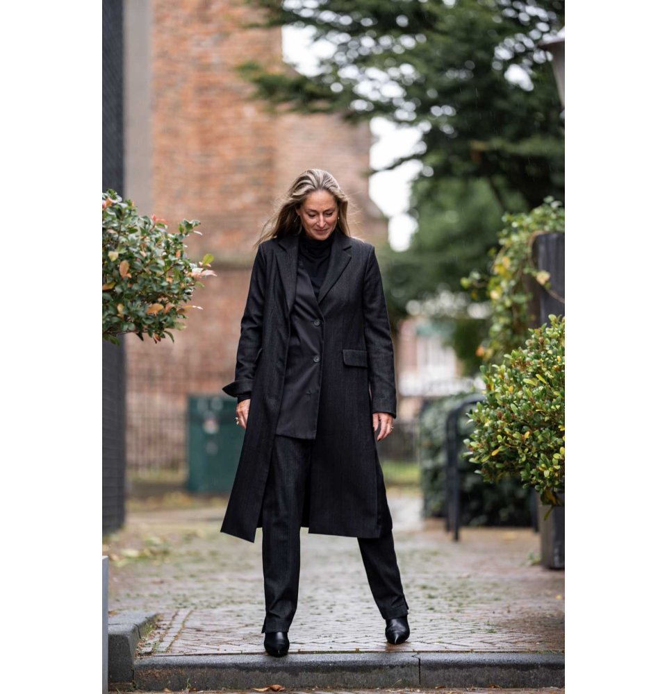 Annette-Gortz-zwart-streep-pak-Marc-Cain-laarsjes-zwart-najaar winter 2023 2024