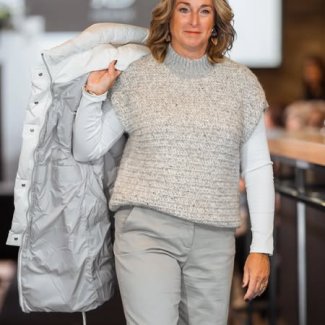 fb_3_hb_mode_peserico_ommen_harriëtte_draagt_een_sportieve_outfit_van_peserico_de_lekkere_warm_winte