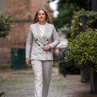 Le-Tricot-Perugia-blazer-pantalon-grijs-ruit-blouse-offwhite-Marc-Cain-laarsjes-creme-1