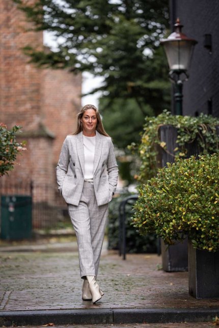 Le-Tricot-Perugia-blazer-pantalon-grijs-ruit-blouse-offwhite-Marc-Cain-laarsjes-creme-2