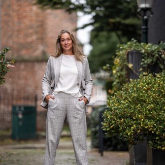 Le-Tricot-Perugia-blazer-pantalon-grijs-ruit-blouse-offwhite-Marc-Cain-laarsjes-creme-4