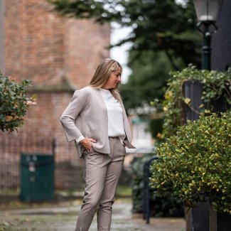 Le-Tricot-Perugia-vest-pantalon-zand-blouse-offwhite-Marc-Cain-laarsjes-creme-2