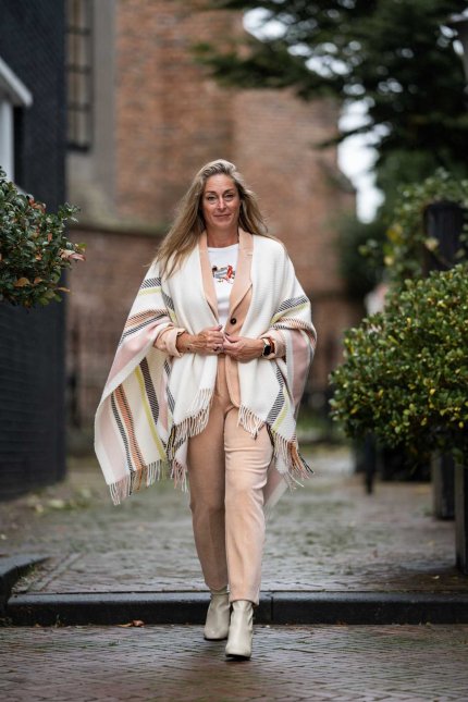 Marc-Cain-blazer-pantalon-peach-shirt-omslagdoek-laarsjes-creme-1