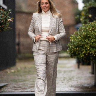 Marc-Cain-blazer-pantalon-ruit-shirt-creme-1