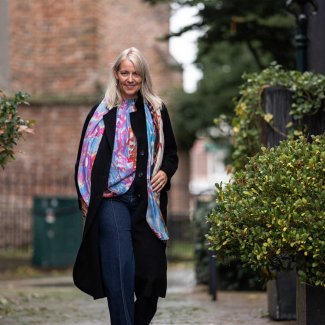 Marc-Cain-blouse-shawl-print-Jeans-blauw-Larrsjes-creme-Alpha-Studio-mantel-zwart-2