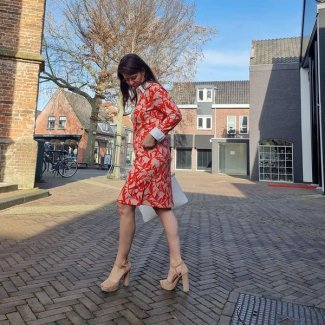 Marc Cain jurk gewerkt oranje wit zomer 2023 HB MODE_3