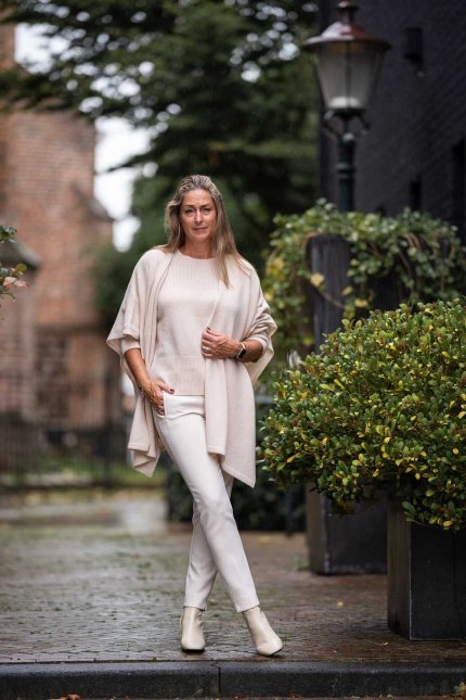 Mix Match Anneclaire-pullover-omslagdoek-creme-Seductive-pantalon-creme-Marc-cain-laarsjes-creme-2 Najaar winter 2023 2024