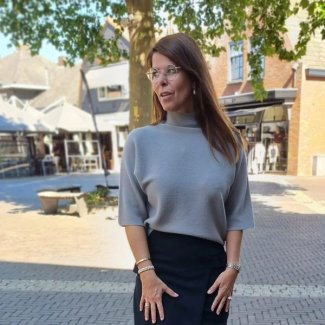 FFC trui met een rok van Seductive en Marc Cain laarzen