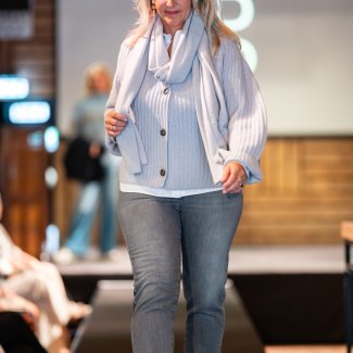 Mix match FFC vest shawl Peserico jeans Marc Cain boots winter 2024 - 2025_3
