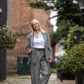 Peserico-blazer-pantalon-groen-blouse-wit-1