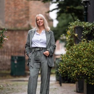 Peserico-blazer-pantalon-groen-blouse-wit-3