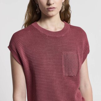 Peserico_combinatie_trui_koraaal_rood_pantalon_bruin_zomer_2026_HB_MODE_3