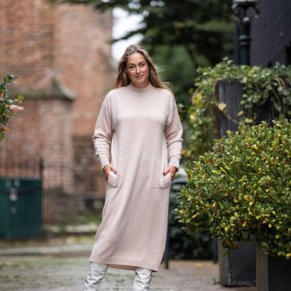 Peserico-jurk-zand-Natan-laarzen-creme-2