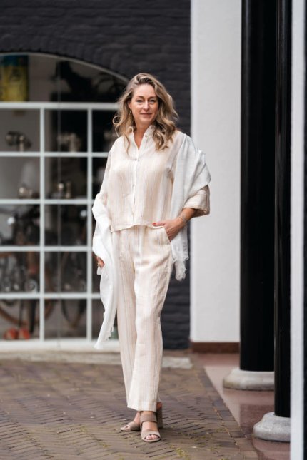 Peserico outfit off white linnen shawlblouse pantalon zomer 2023 HB MODE_1