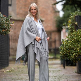 Peserico-panatalon-omslagdoek-grijs-blouse-wit-Natan-laarsjes-zwart-1