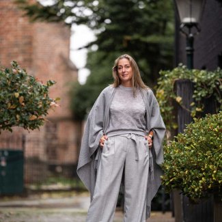 Peserico-pullover-pantalon-grijs-Lulah-omslagdoek-grijs-Marc-Cain-laarsjes-creme-2