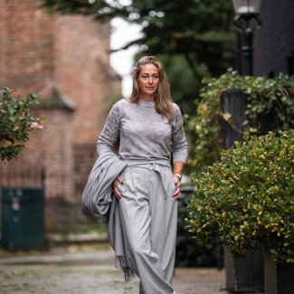 Peserico-pullover-pantalon-grijs-Lulah-omslagdoek-grijs-Marc-Cain-laarsjes-creme-4