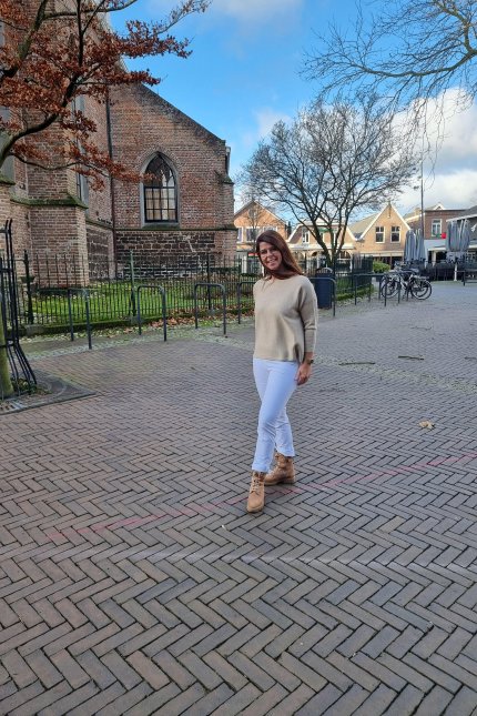 Pullover_Anneclaire bruin,_pantalon_Seductive,_Sneakers_Marc_Cain_2-Zomer 2022