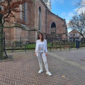 Vest_en_top_Anneclaire wit,_pantalon_Seductive,_Sneakers_Marc_Cain_2_zomer 2022